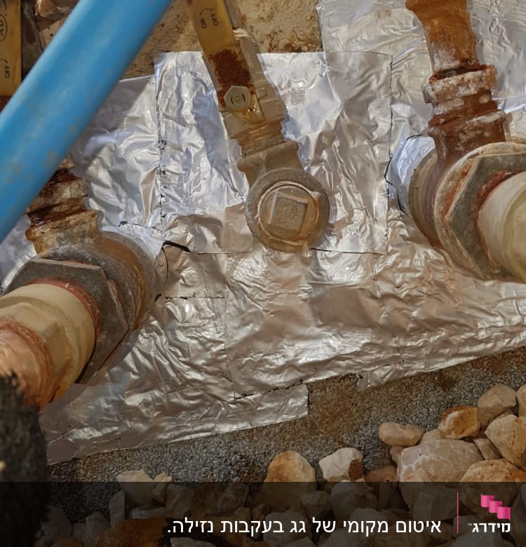 צינורות עם סרט איטום מתכת על קיר